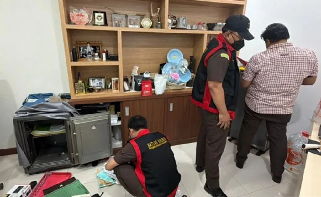 Tim Penyidik TIndak Pidana Khusus Kejati Kaltim, memeriksa dokumen di salah satu ruangan DESDM Kaltim. (istimewa)