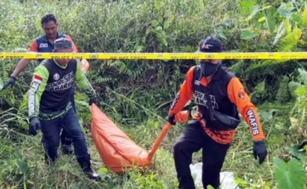 Tim Inafis mengevakuasi potongan tubuh korban. (nusantara terkini)