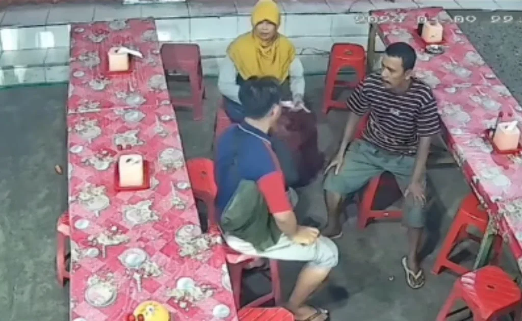 Korban bersama istrinya tak terima karena didatangi oleh kawanan ormas lainnya dan dimintai uang. (instagram/@busam.id)