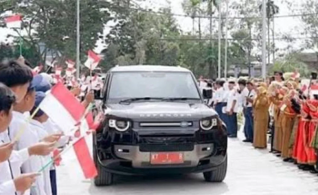 Mobil dinas Land Rover Defender yang ditunggangi Andi Harun. (selasar.co)