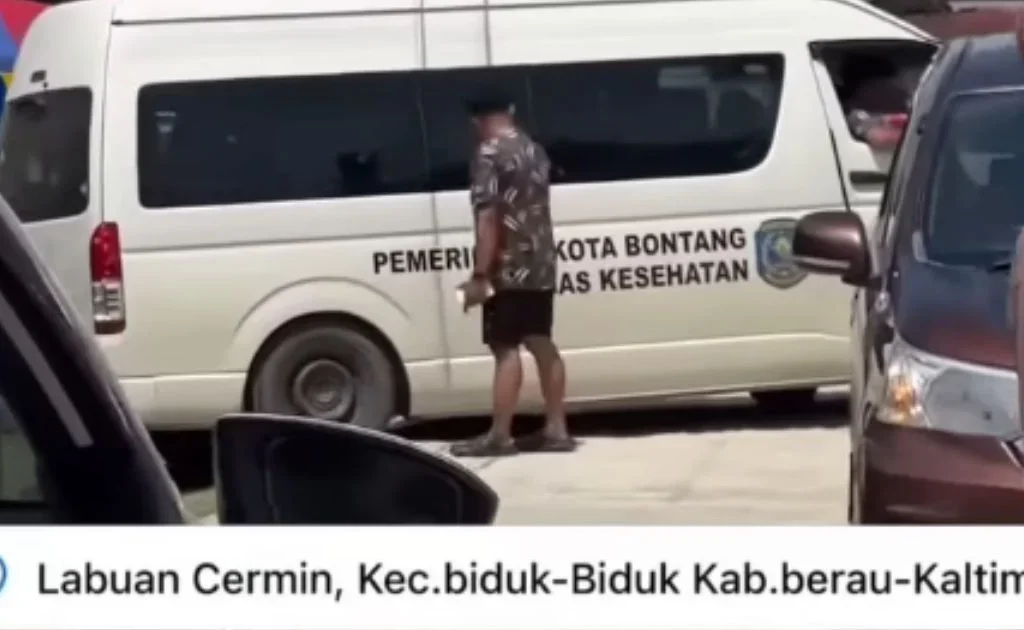 Mobil dinas Dinkes Bontang yang berada di parkiran Labuan Cermin, Bidukbiduk, Berau. (instagram/@bontangpost)