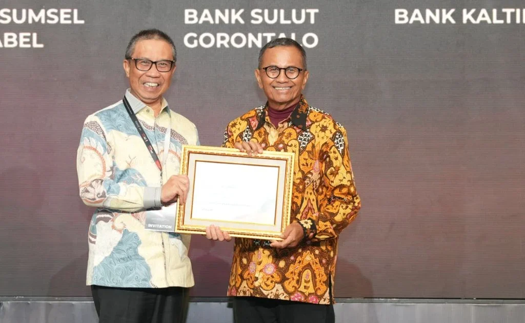 Direktur Bankaltimtara Muhammad Yamin, menerima penghargaan dari Dahlan Iskan. (bankaltimtara.co.id)