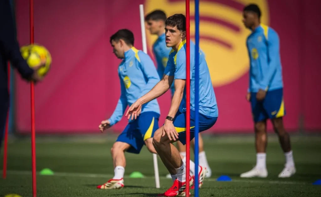 Bek Barcelona Pau Cubarsi ikuti sesi latihan jelang laga vs Sevilla. (fcbarcelona.com)