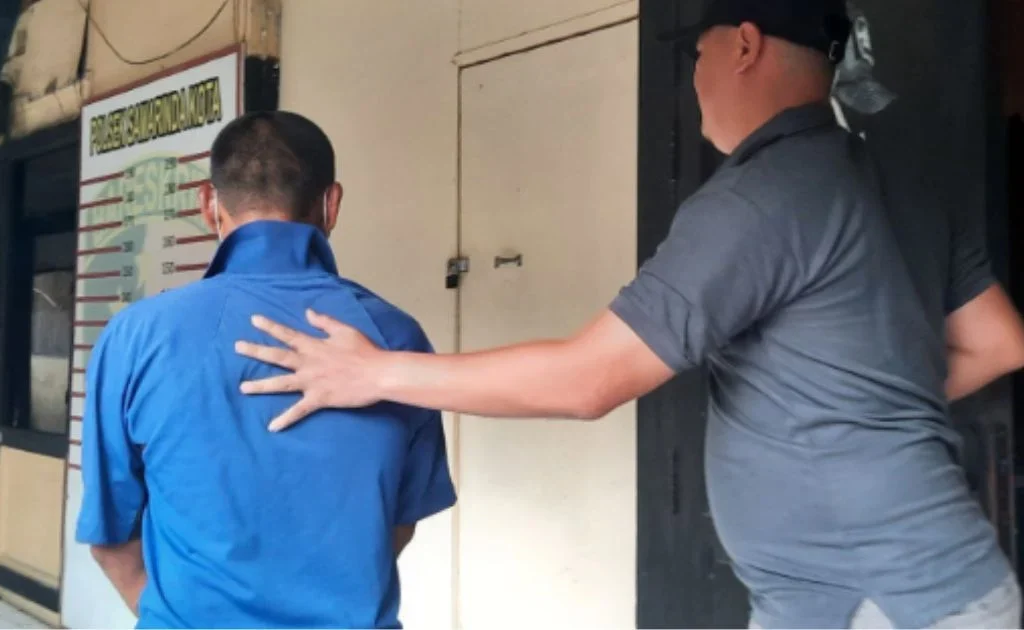 Pelaku digelandang ke ruang tahanan di Mapolsek Samarinda Kota. (Presisi)