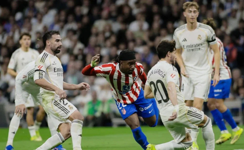 Gelandang Atletico Madrid Lookman, dikepung pemain Real Madrid. (atleticodemadrid.com)