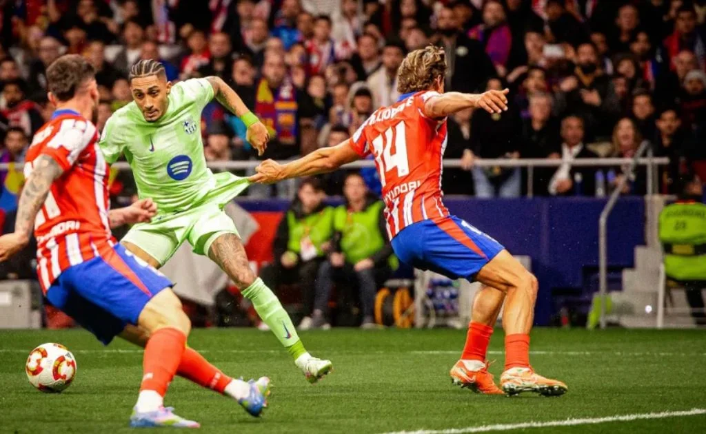 Duel pemain Barcelona Rapinha, yang mengelabui pemain Atletico Madrid. (fcbarcelona.com)