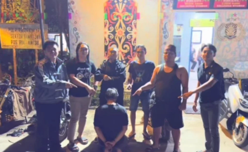 Pelaku mengamankan tersangka di Mapolsek Samarinda Ulu. (instagram/@polrestasamarinda)