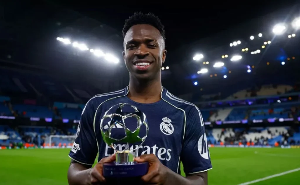 Vinicius Junior memegang trophy MVP oleh UEFA. (realmdarid.com)