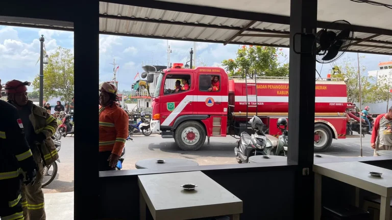 Petugas Damkar berhasil padamkan api yang sempat menyala di salah satu kafe di Tanjung Redeb, Berau (Ist)