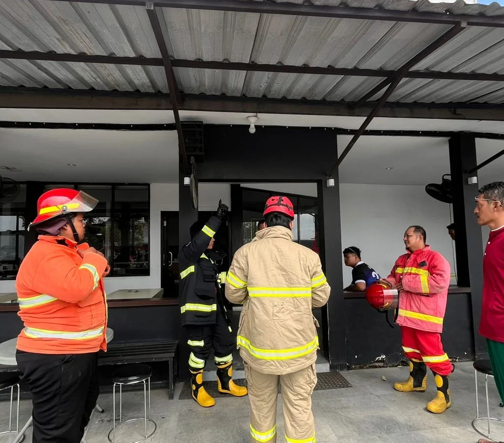 Petugas Damkar berhasil padamkan api yang sempat menyala di salah satu kafe di Tanjung Redeb, Berau (Ist)