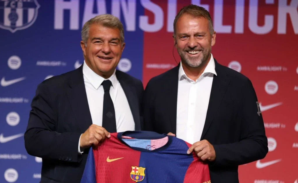 Mantan Presiden Barcelona Joan Laporta saat mendatangkan Hansi Flick. (X/@Plettigoal)
