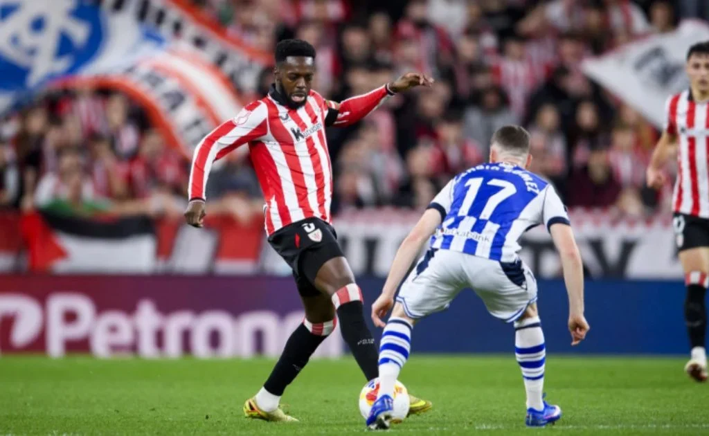 Duel pemain Atletico yang mencoba melewati pemain Real Sociedad. (athletic-club.eus)