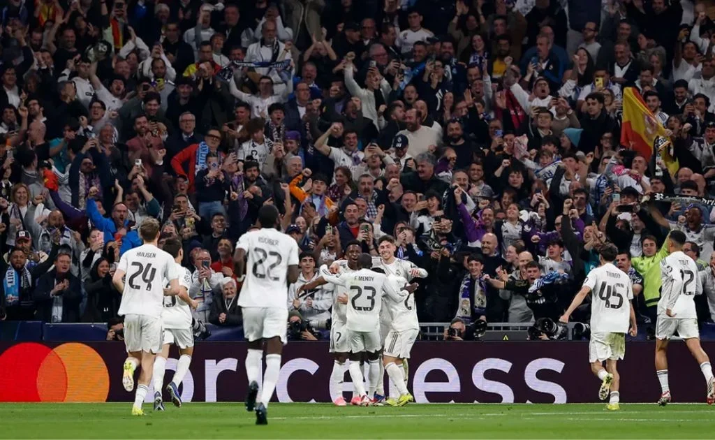 Selebrasi pemain di hadapan para fans yang mendukung Real Madrid di Estadio Santiago Bernabeu. (realmadrid.com)