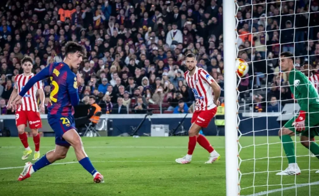 Gelandang bertahan Barcelona Marc Bernal saat mencetak gol ke gawang Atletico Madrid. (fcbarcelona.com)