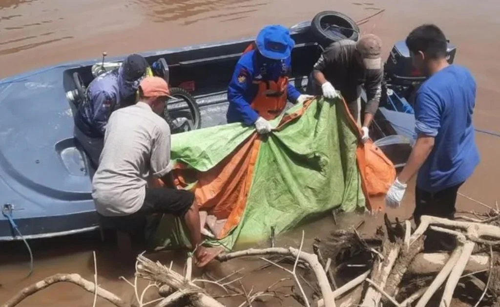 Tim gabungan melakukan evakuasi mayat MIH, di Sungai Anggana. (instagram/@polreskukar)