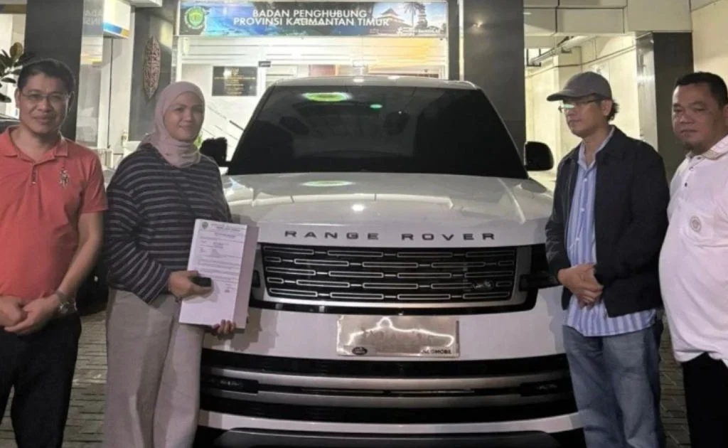 Proses pengembalian mobil Range Rover milik Pemprov Kaltim ke CV Afisera. (istimewa)