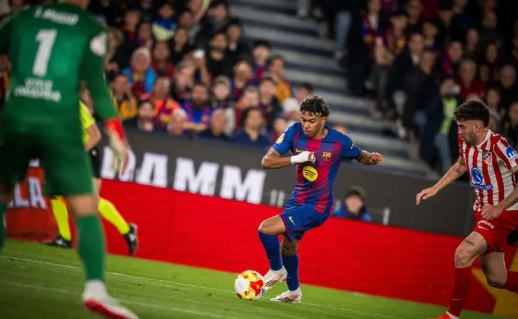 Pemain sayap Barcelona yang berupaya membobol gawang Athletico Madrid. (fcbarcelona.com)