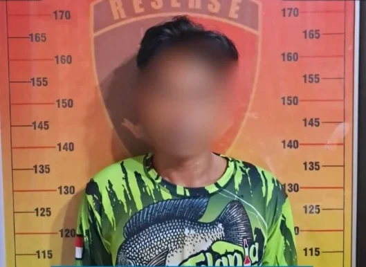 Pelaku AR yang tega memperkosa adik iparnya, diamankan di Mapolsek Loa Kulu. (instagram/@polreskukar)