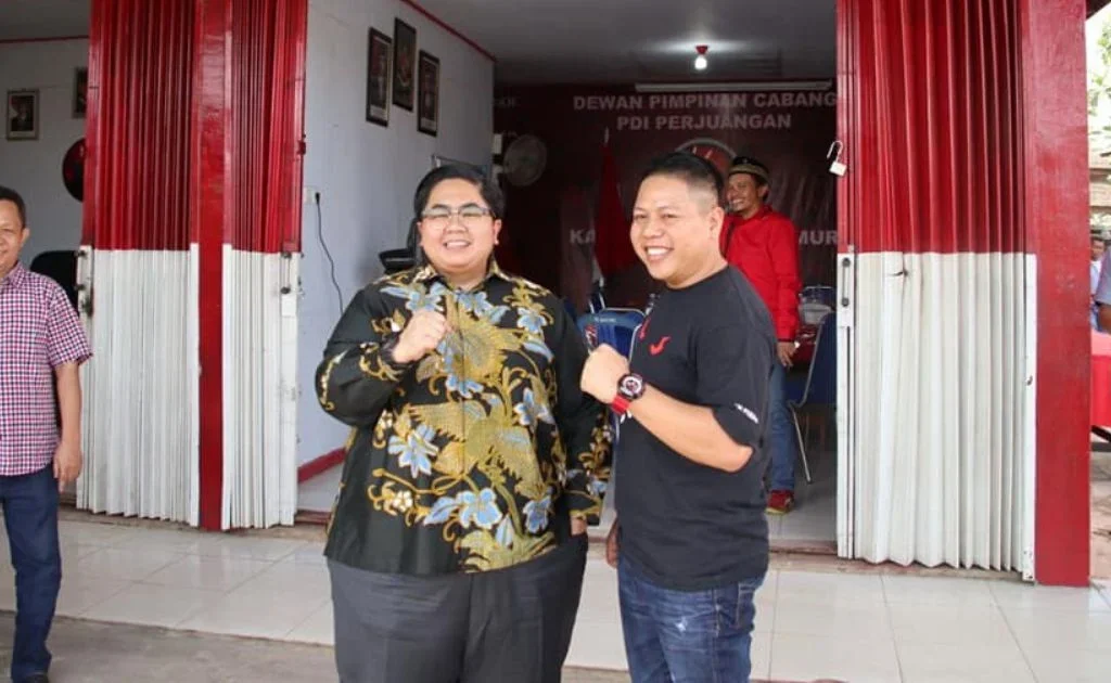 Sekjen DPD PDI Perjuangan Ananda Emira Moeis, bersama kader. (facebook/Ananda Moeis)