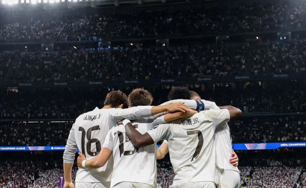 Selebrasi skuad Real Madrid di hadapan para fans di Santiago Bernabeu. (X/@realmadriden)