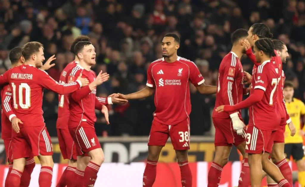 Selebrasi skuad Liverpool usai Andy Robertson membobol gawang Wolves. (liverpoolfc.com)