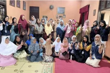 Kelas Ibu Cerdas KKN Alma Ata Edukasi Warga Pleret Cara Cek Legalitas Kosmetik di Website BPOM