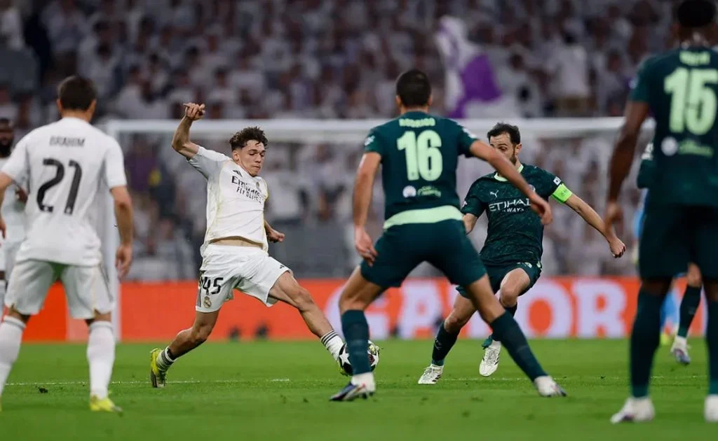 Aksi Thiago Pitarch di tengah kepungan pemain Manchester City. (realmadrid.com)