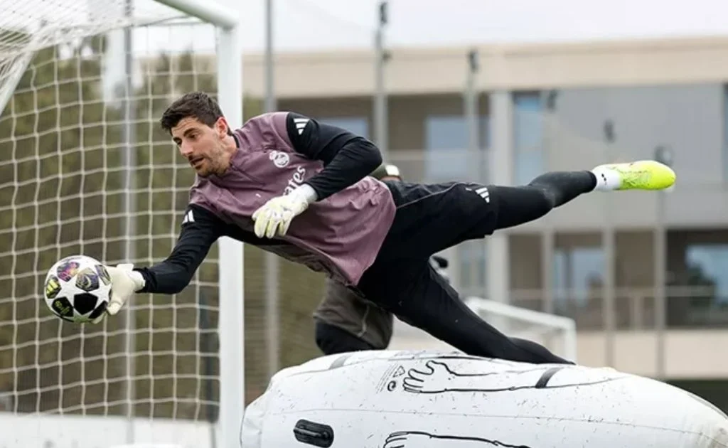 Kiper Real Madrid Thibaut Courtouis, dalam sesi latihan intensif klub. (realmadrid.com)