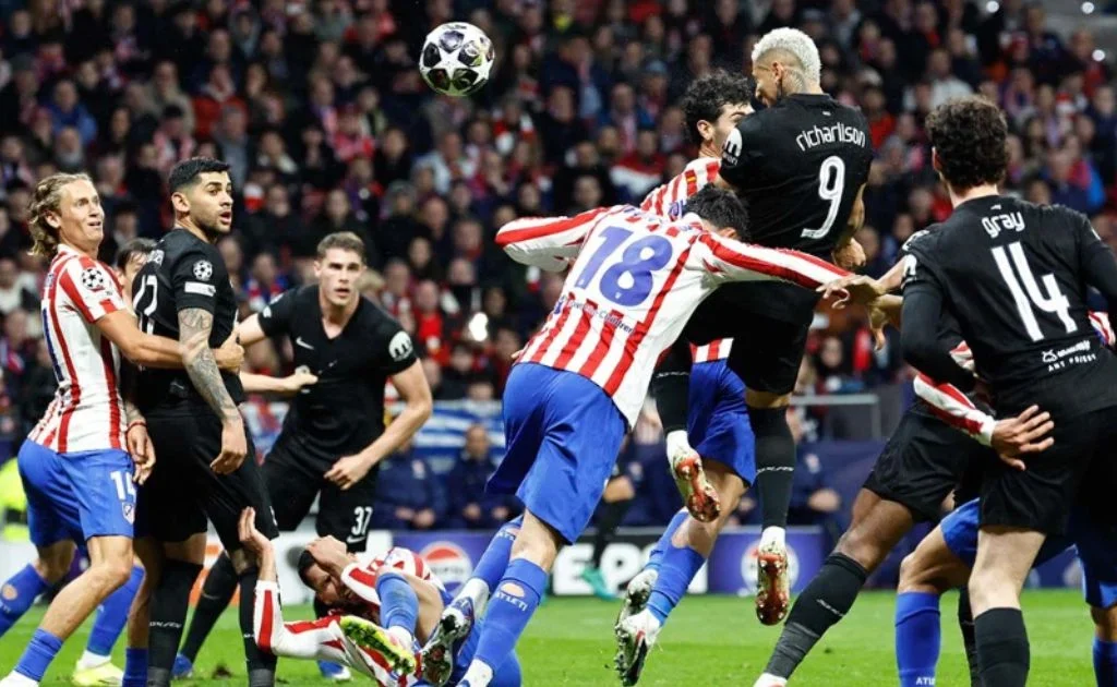 Duel udara penyerang Tottenham Hotspur Richarlison. (tottenhamhotspur.com)