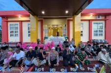 Silaturahmi di Bulan Suci, Hangatnya Buka Puasa Polsek Pulau Derawan Bareng Santri dan Masyarakat