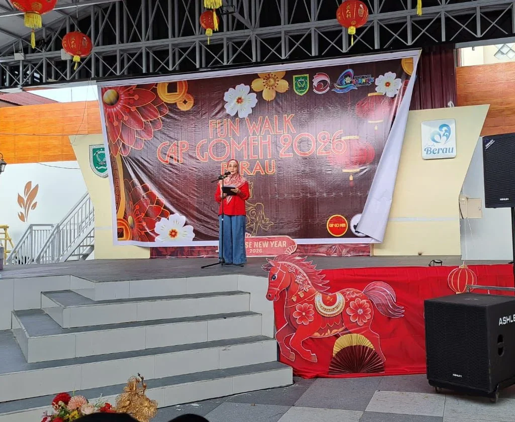 Bupati Berau, Sri Juniarsih, saat membuka Fun Walk Cap Go Meh di Tepian Segah, Minggu (1/3/2026). (Prokopim Berau)