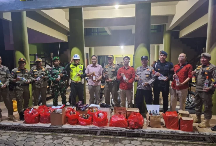 Jaga Kesucian Ramadan, Petugas Patroli Gabungan Sita 308 Botol Miras dalam 2 Jam 