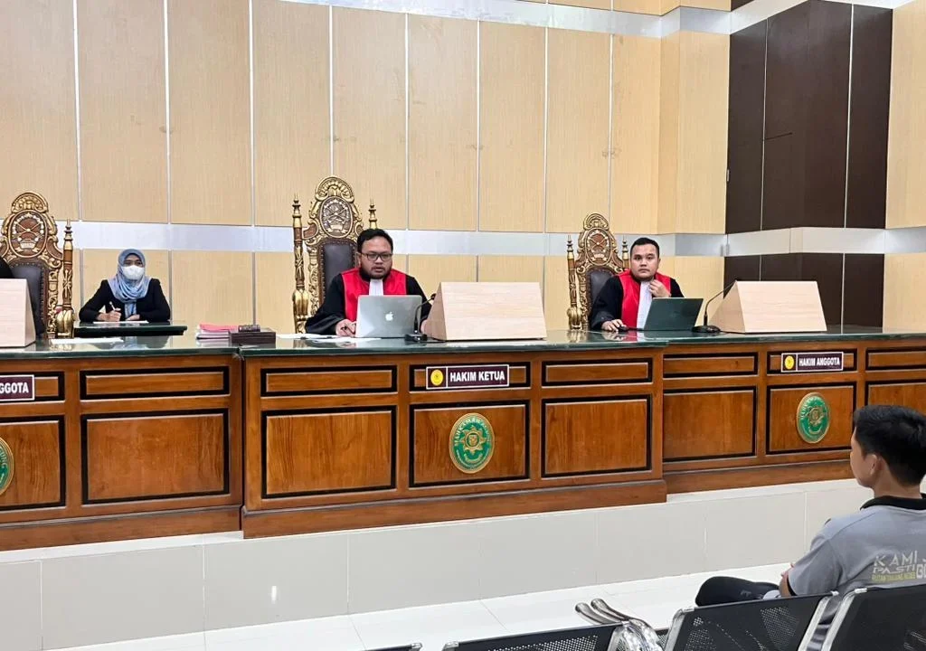 Terdakwa Julius saat mengikuti sidang di Pengadilan Negeri (PN) Tanjung Redeb.