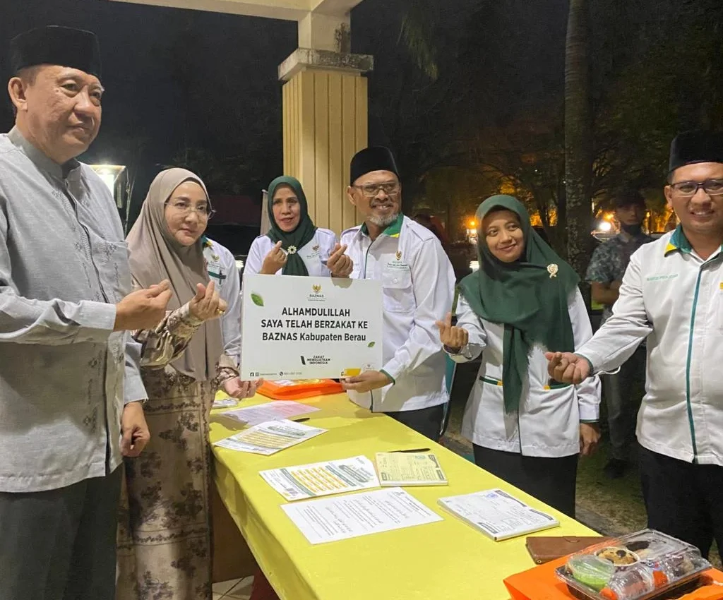 Bupati Berau, Sri Juniarsih, menghadiri langsung kegiatan penerimaan zakat oleh BAZNAS Berau di Balai Mufakat, Senin (2/3/2026).