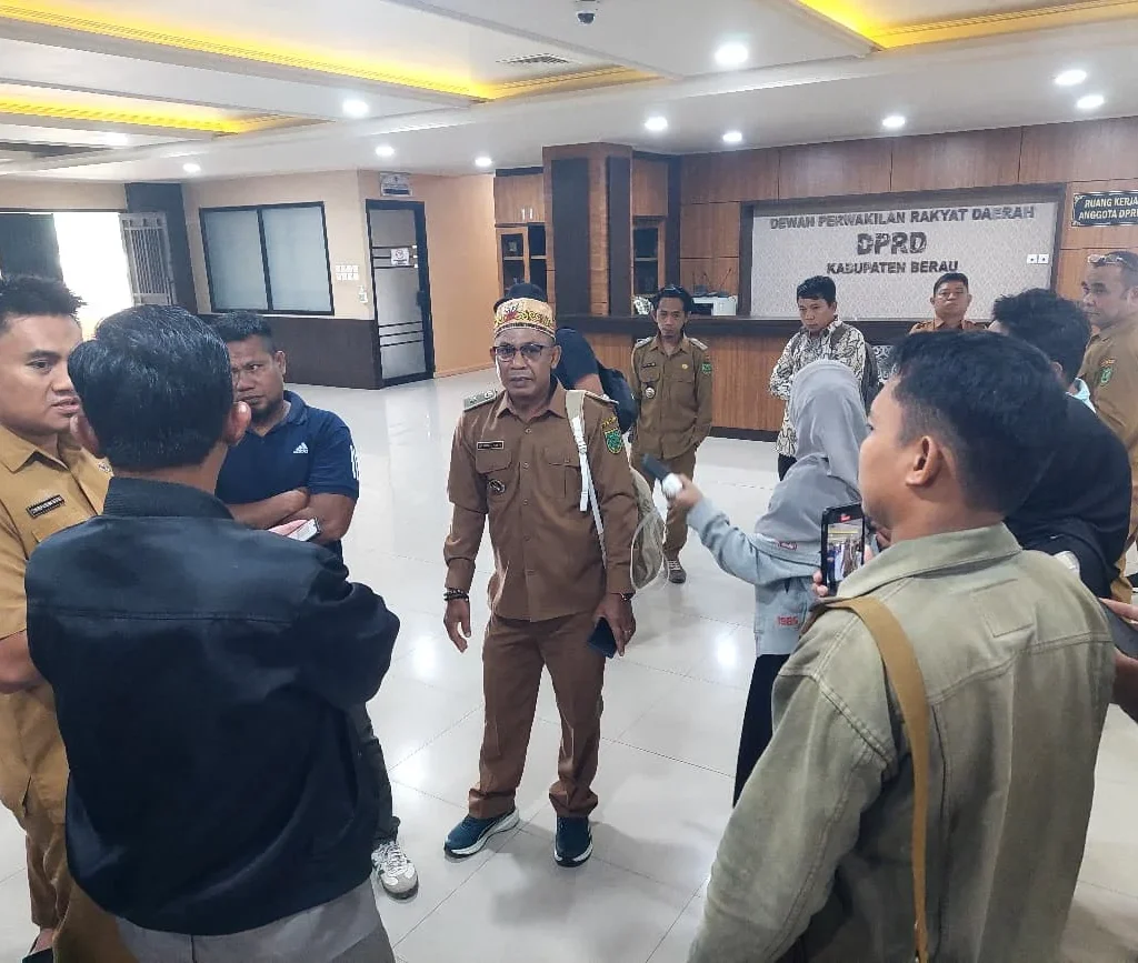 Kepala Kampung Biatan Ilir, Abdul Hafid, saat berada di Gedung DPRD Berau, Selasa (3/3/2026).
