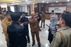 Sengketa Perbatasan Kian Panas, RDP Tapal Batas Mendadak Diundur, Warga Biatan Blokade Jalan di Depan DPRD Berau