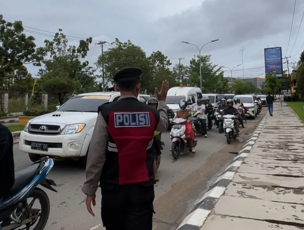 Kemacetan panjang di depan Gedung DPRD Berau, Selasa (3/3/2026). 