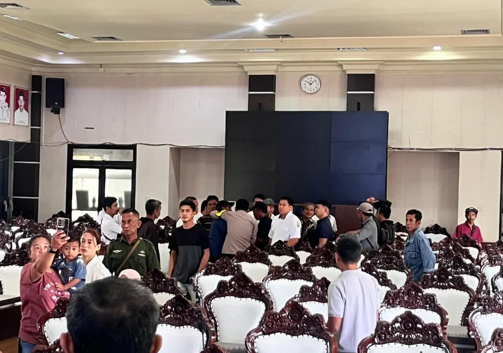 Rapat antara Masyarakat Kampung Biatan Ilir dan Pemkab Berau sempat ricuh di Ruang Sangalaki, Kantor Bupati Berau, Rabu (4/3/2026).