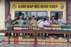 Jual Ratusan Botol Miras saat Bulan Puasa, Pria 56 Tahun Diciduk Polisi di Poros Labanan