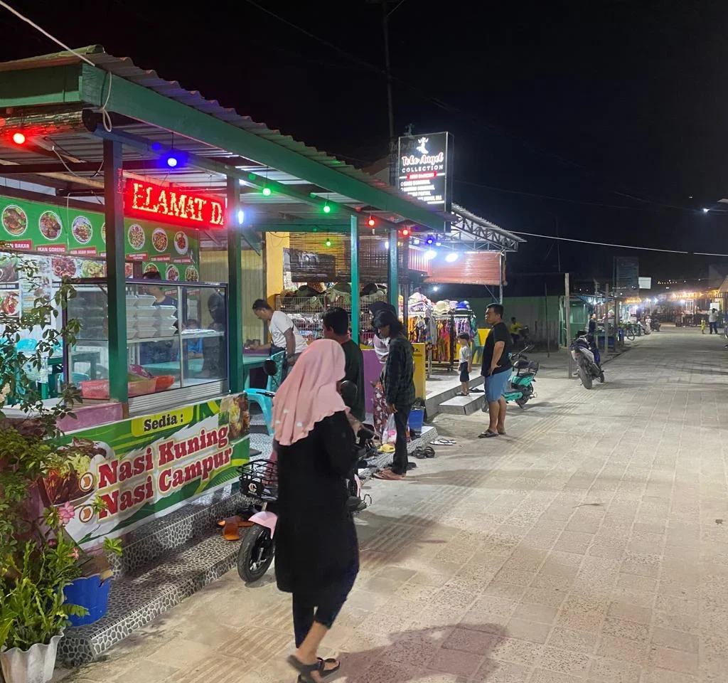 Salah satu warung yang ada di Pulau Derawan. (ZUHRIE/BT)
