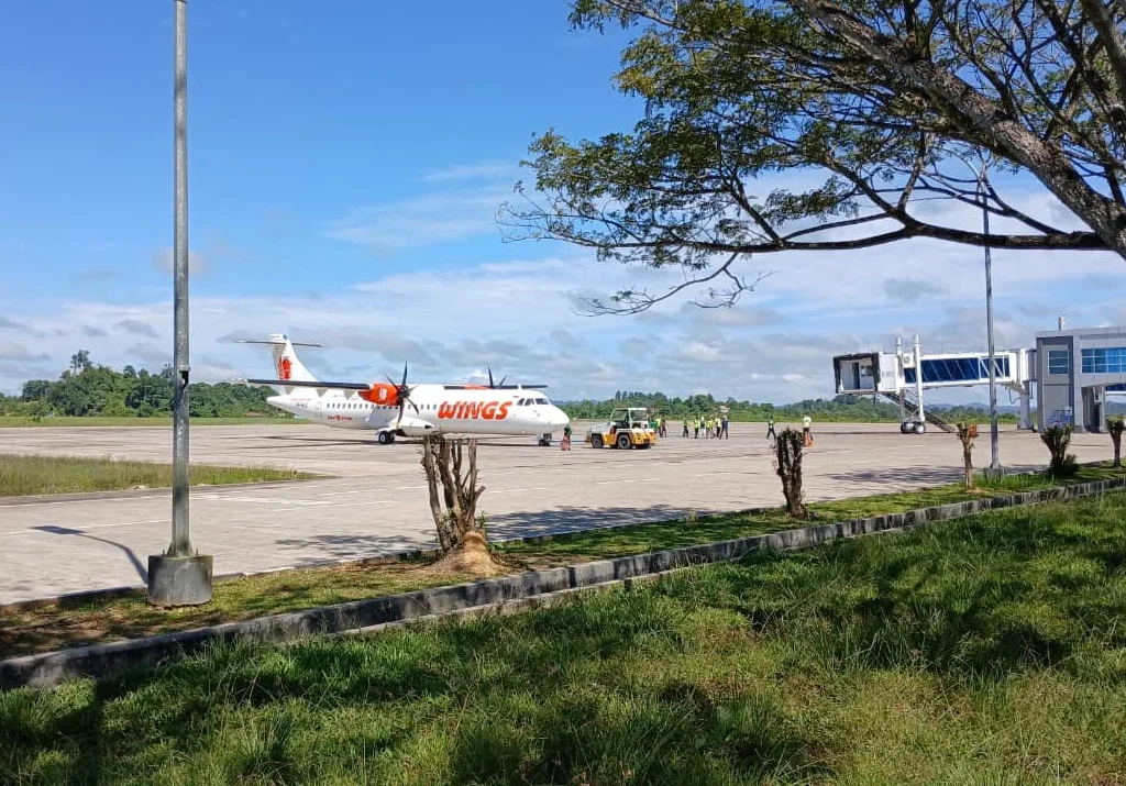 Pesawat Maskapai Wings Air yang terparkir di Bandara Kalimarau Berau.