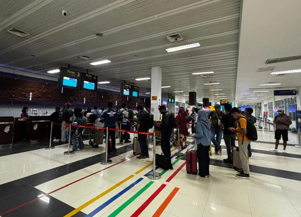 Antrean penumpang di Bandara Kalimarau Berau.