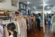 Jelang Lebaran, Toko Pakaian Mulai Kebanjiran Pelanggan, Motif Full Corak Jadi Tren di Berau