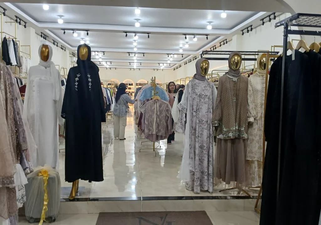 Pembeli sedang memilih pakaian saat berbelanja di Toko Nusantara Indah, Tanjung Redeb, Berau, Rabu (11/3/2026). (Adrikni/BT)