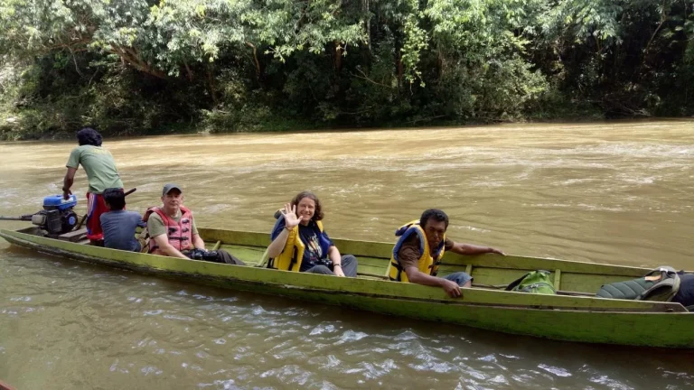 Turis asal Belanda saat berkunjung ke wisata Hutan Lindung Sungai Lesan, di Kampung Muara Lesan, Kecamatan Kelay.