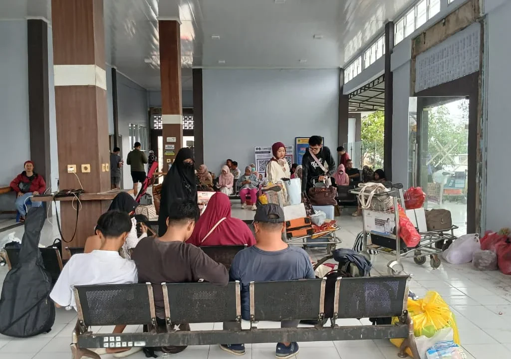 Penumpang menunggu keberangkatan speedboar di Dermaga Sanggam, Tanjung Redeb, Berau.