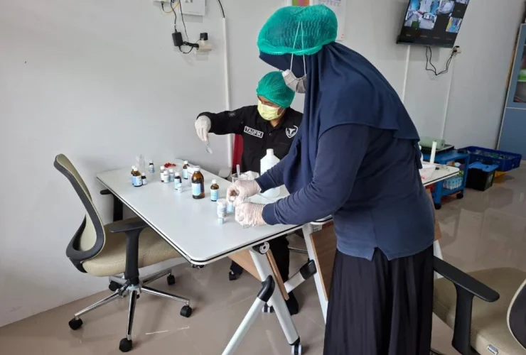 Cegah Keracunan MBG, Tim Kesehatan Polres Berau Rutin Uji Sampel Makanan