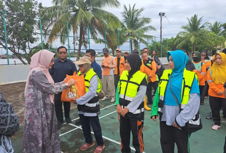 Wajah Kota Berau Ada di Tangan Mereka, Sri Juniarsih Bagikan Paket Lebaran untuk 448 Petugas Kebersihan