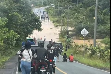 Hujan Deras Sejak Pagi, Jalan Poros Km 9 Tanjung Batu Terendam Banjir