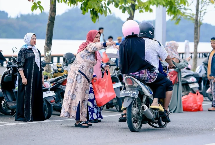 Wujud Syukur Pedagang Kuliner Tepian Segah Berau, Berbagi Takjil Gratis hingga Buka Puasa Penuh Kekeluargaan